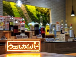 「天然温泉　石鎚の湯　スーパーホテル伊予西条」の18時から21時までウェルカムバーをご用意しております