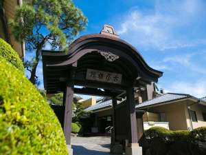 「熱海温泉　古屋旅館」の迫力ある武田屋形門が皆様をお出迎えいたします。