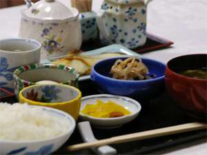 ○ほっかほかのごはんにお味噌汁。ほっこりとした朝ごはんを（一例）