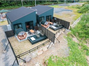 「SAKURA　YAKUSHIMA」の外観　オーシャンビューのバレルサウナ、水風呂、ととのいスペース、BBQテラス