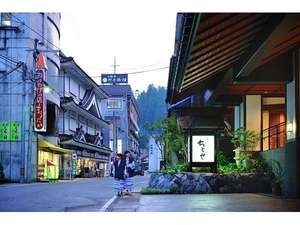 「ひなの宿　ちとせ」の温泉街を下駄を鳴らしてカランコロン