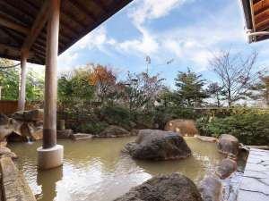 晴れた日の露天風呂（婦人）伊香保ならではの「黄金の湯」源泉100％かけ流し