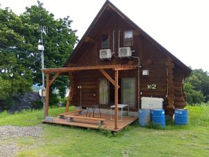 「貸別荘　ＴＭリゾート木島平」の夏外観　BBQ用屋根付きウッドデッキ雨でも安心　コンロ無料貸出