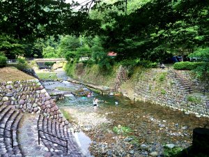 【川遊び】施設の中心を流れる清流での水遊びは、子供だけでなく大人も楽しめる最高の遊び場。