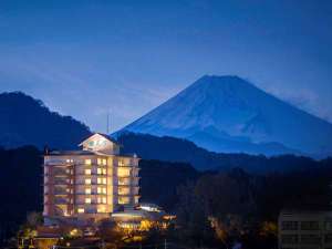 「伊豆長岡温泉　ホテル天坊」の雄大な富士山と夕方の全景写真