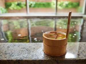 「スーパーホテル天然温泉富士本館　天然温泉　献上の湯」の小窓からの竹林が「癒しの空間」
