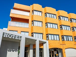 「ＫＯＴＯＢＵＫＩ　ＨＯＴＥＬ（コトブキホテル）」の入り口