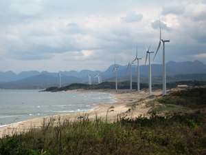 風力発電用の風車です。エコを感じますねぇ。