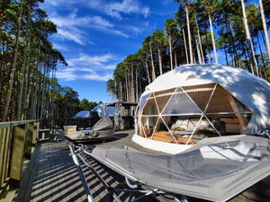 「奏の森リゾート　フォレストグランピング」の120㎡の広いデッキにテントがあり、デッキ上でもじゅうぶん遊べます。手前はハンモック