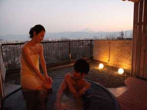 貸切展望風呂「輝きの湯」富士山と甲府盆地を一望する露天風呂。夕暮れの富士山も煌びやかな夜景も二人だけ
