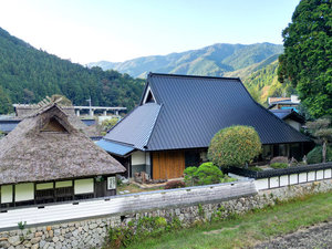 「おさじの宿　堂屋敷」の自然豊な西粟倉に佇む「おさじの宿 堂屋敷」