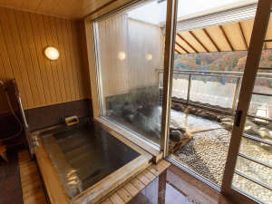 最上階特別室はお部屋のお風呂から北湯沢の景色をご覧いただけます