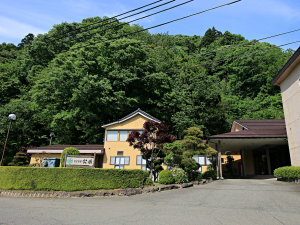 「割烹旅館　公楽」の#【外観】自然に抱かれたとても静かな一軒宿でございます。