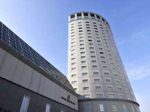 「浦安ブライトンホテル東京ベイ」の【外観】JR新浦安駅直結で好アクセス。円筒状の22階の建物です。