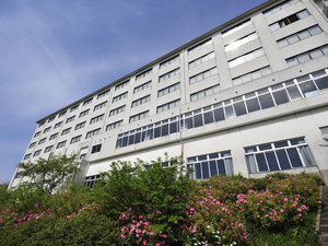 「にっしょうかん新館梅松鶴（HMIホテルグループ）」の◆山の頂上に位置し竹林に囲まれる梅松鶴