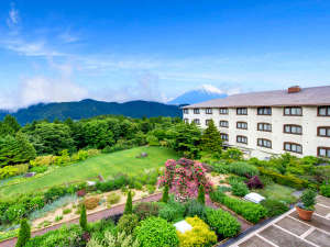 「富士山を一望できる宿　ホテルグリーンプラザ箱根」の富士山ビュー客室から畳スペースのソファに腰掛け眺める富士山。早めチェックインや翌朝に眺めるのが◎