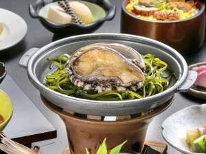 三陸産天然鮑の陶板焼き