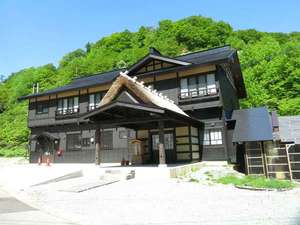 「泥湯温泉　奥山旅館」の新緑の旅館