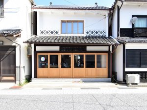 「黒緋」の【建物外観（正面）】宿泊者専用入口は裏側にございます。