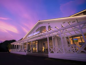 「リブマックスリゾート京丹後シーフロント」のビーチリゾートをテーマにデザインされた『海側全客室露天風呂付』のスパ＆リゾートホテル