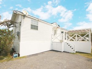 「ｃｏｔｔａｇｅ　ＮＯＲＴＨ　ＯＫＩＮＡＷＡ」の外観　白いコテージ