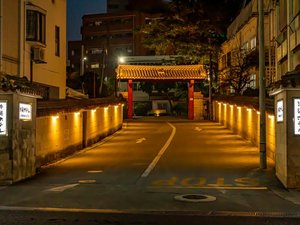 「沖縄ホテル」の【外観】大道の門（うふどーもん）のライトアップ夜間の正面入り口です。