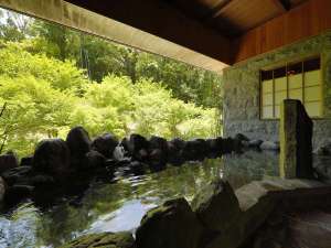 【大浴場/森の湯】緑が映える石造りの大浴場。外の自然との一体感の中で温泉をお楽しみいただけます。