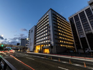 「アパホテル〈京都駅堀川通〉」の【ホテル外観】堀川通沿いに面しており、お車でのアクセスも至便です。