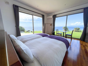 ・約13畳の寝室で大きな窓から伊豆大島の絶景を望めます