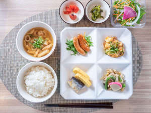 「スーパーホテル富士インター　天然温泉　かぐやの湯」の【Organic】健康朝食盛り付けイメージ