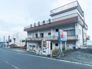 「Tabist　みよし旅館　小田原　真鶴」の外観　真鶴駅徒歩12分、海を見渡せる高台にあります。