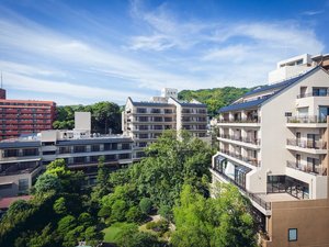 「道後温泉　ふなや～創業三百九十余年～」の広大な日本庭園には自然の川が流れ旅人を癒してくれます。