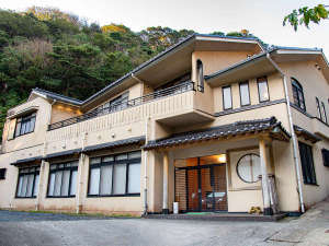 「雲見温泉　網元の宿しょうふう亭」の*外観/雲見の街が眺められる丘の中腹にございます。