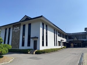 「あだたら温泉ホテルパラダイスヒルズ」の*【外観】二本松ICから約15分。閑静な場所に佇む温泉ホテルです