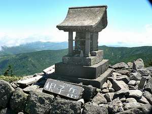 当館は根子・四阿の山道沿いで、登山には便利です。根子岳山頂２２０７ｍのほこらです。
