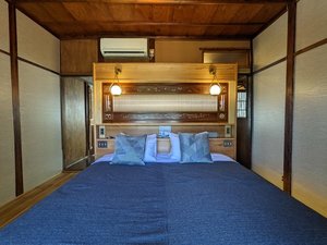 主寝室。200cm幅のワイドキングサイズベッドはシングル2台のツインベッドにも変更可能です。