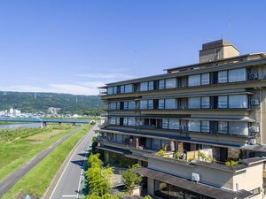 「富嶽はなぶさ」の狩野川のほとりに佇む富嶽はなぶさ