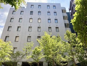 「新大阪ステーションホテル」のfiore外観◆全３４室、庭の緑に囲まれた静かな佇まい