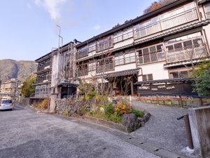 「純和風旅館　泉屋」の*130年以上の歴史を誇る純和風旅館。湯けむり漂う杖立温泉郷で旅情に浸る休日を。