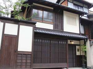 「町家レジデンスイン　祇園　幸遊庵」の京都の趣ある町家（町屋）一棟貸しの古民家宿。キッチン付きで自炊も可能ですが、部屋食プランもおすすめ。