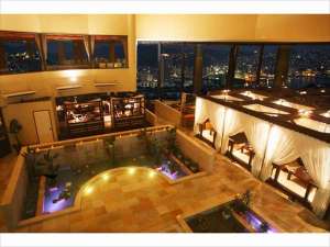 「稲佐山温泉　ホテルアマンディ」の夜景を眺望できるレストランロータス