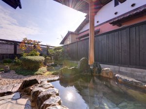 *露天風呂付き和室(離れ)/開放感あふれる空間と広め露天風呂。自然の息吹に心癒されるひと時を。