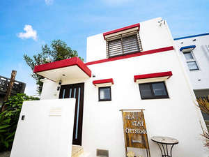 「Ｓｅａ　Ｓｔａｙ　Ｏｋｉｎａｗａ（シーステイ沖縄）」の・【外観】青い空と海に良く映える、一棟貸しの別荘です