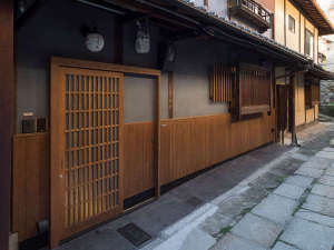 「町家レジデンスイン　ぼんぼり庵」の京都の趣ある町家（町屋）一棟貸しの古民家宿。キッチン付きで自炊も可能ですが、部屋食プランもおすすめ。