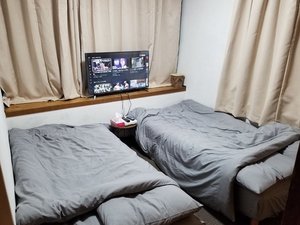 寝室2：シングルベッド2つ