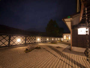 「九州山河料理　極楽温泉　匠の宿」の石庭