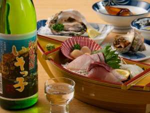 「西ノ島　隠岐シーサイドホテル鶴丸」の海藻焼酎「いそっ子」は海藻と米が原料。ほんのりとした磯の香りが心地よく、爽やかな飲み口