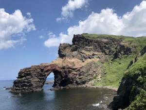 西ノ島を代表する観光スポットの一つ。大地の力、自然の力を感じることができる「通天橋」
