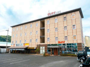 「熊本市場前ビジネスクレナイホテル」のクレナイホテル外観「無料駐車場」もホテル敷地内に完備。お仕事や観光の拠点に！長期出張も大歓迎！