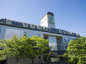 「ホテル広島サンプラザ」の歩道橋を抜けると木々に囲まれた当館が見えます